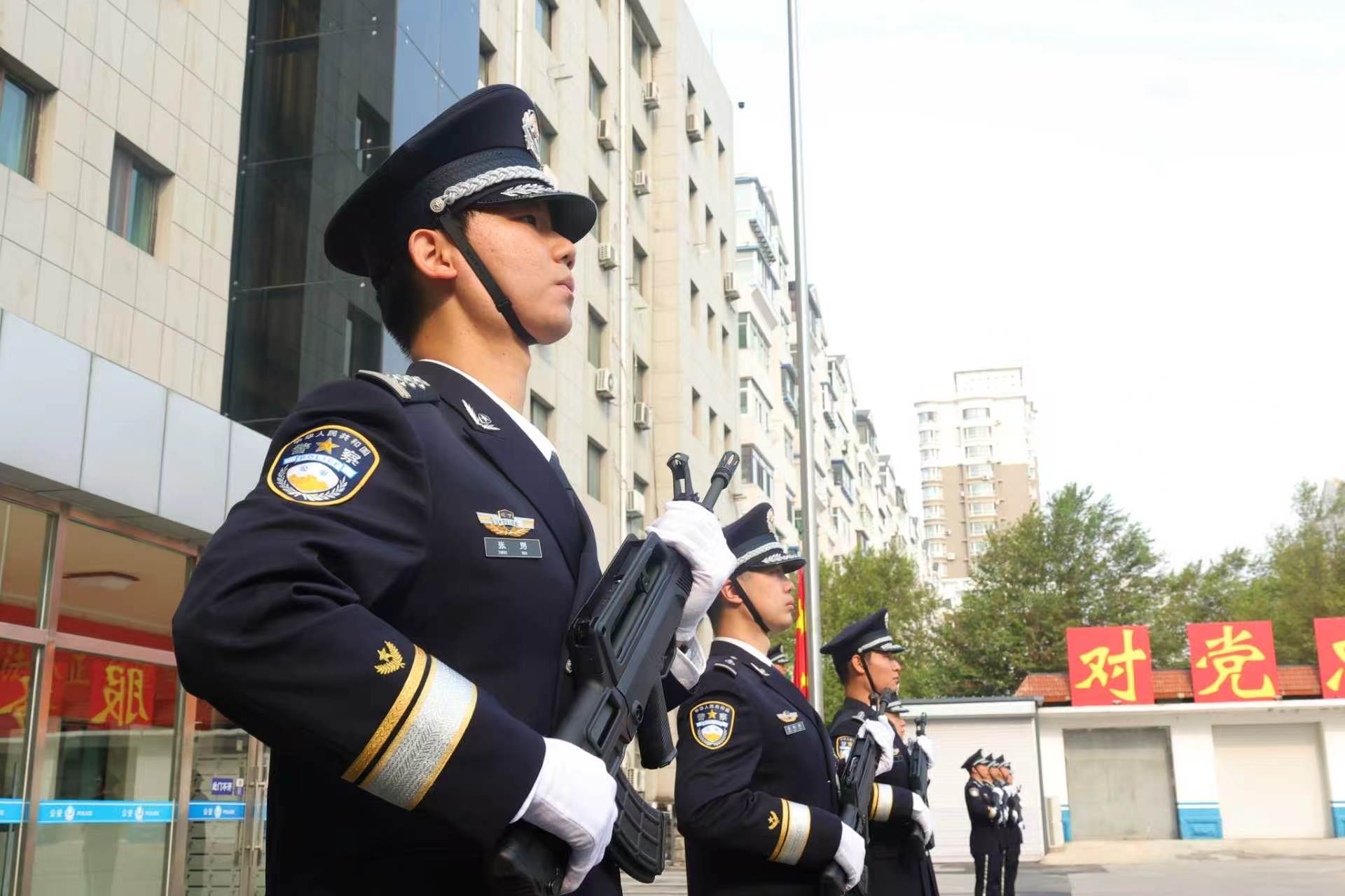 举行升旗仪式